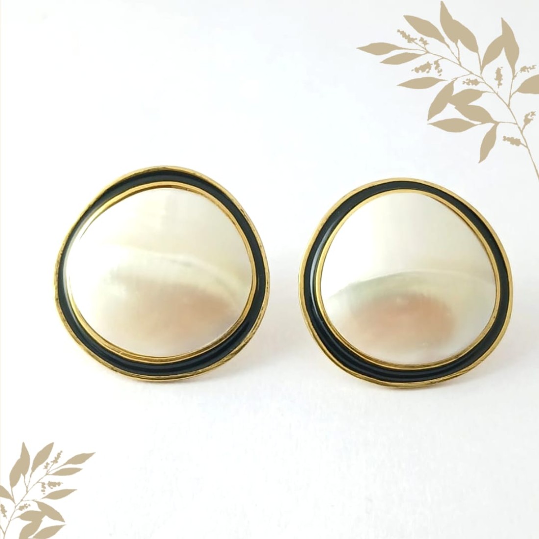 Round Shell Silver Earring With Black enamel