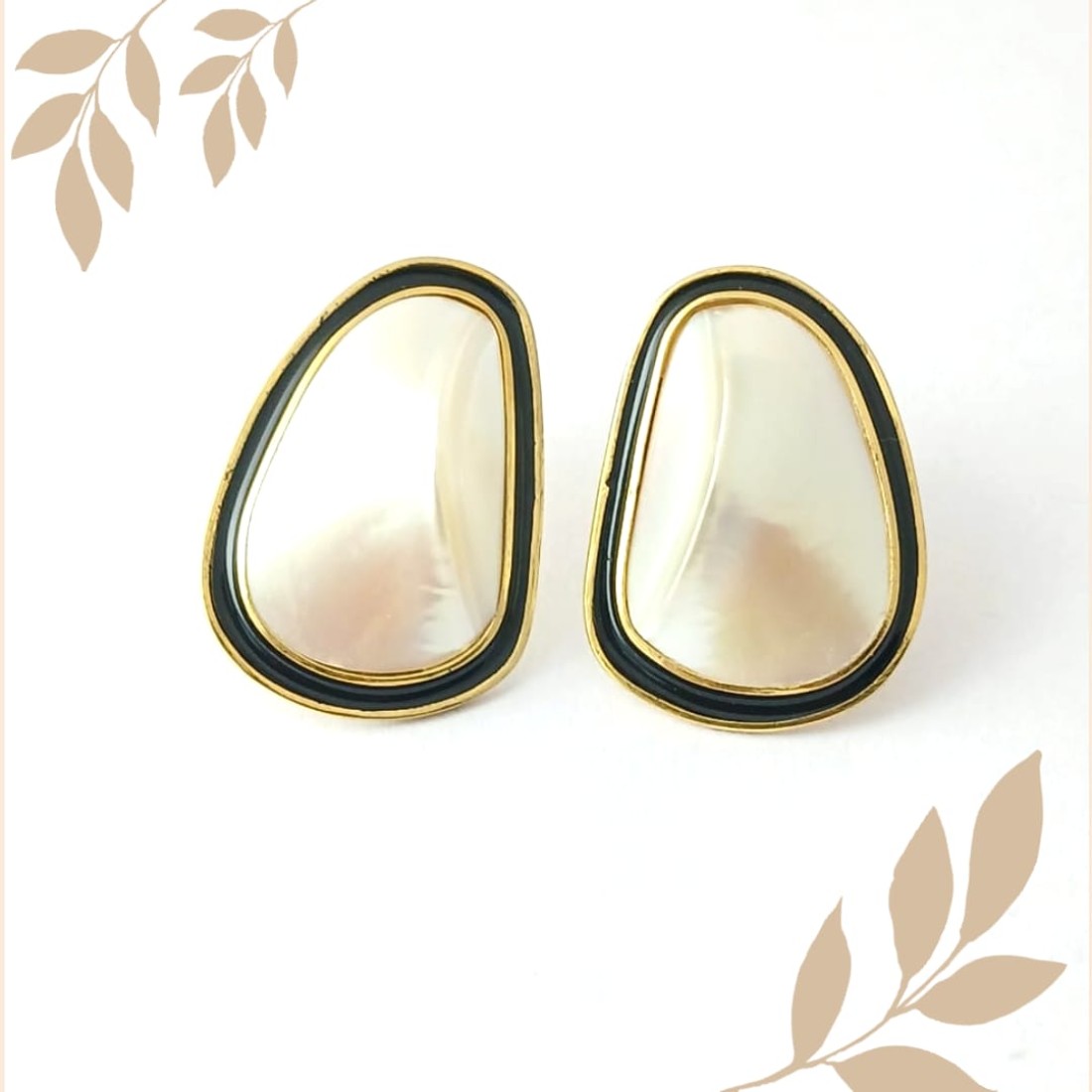 Shell Silver Earring With Black Enamel